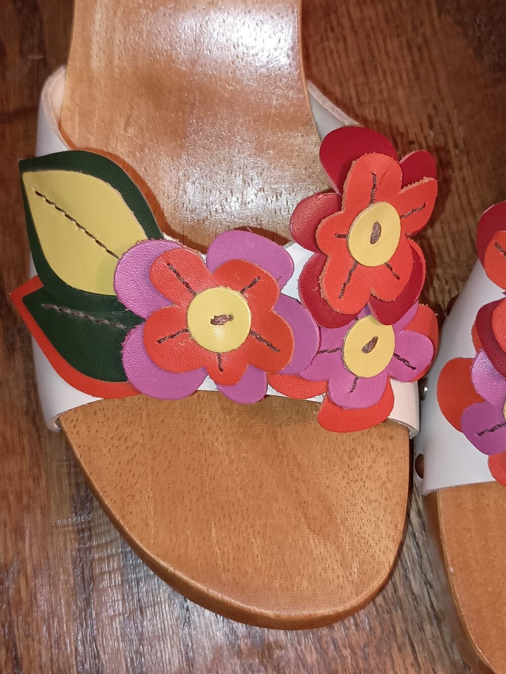 Vintage Bandolino White Floral Leather Slide WoodHeels with Pink and Red Accents - Picture 4 of 8
